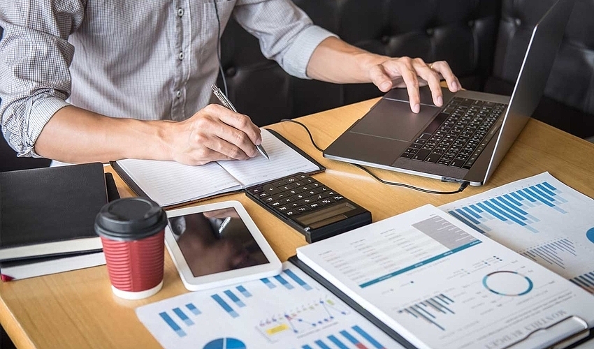 How Invoice Factoring Works in 2025 and When It Actually Makes Sense